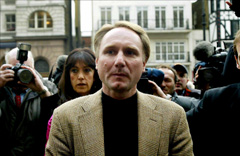 Dan Brown arrives at the London High Court after legal proceedings were brought by two men who claim he stole their ideas. (PHOTO NEWS/SIPA)