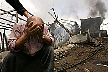 A man cries after losing his friend in an Israeli bombing of a telecommunications complex July 22, 2006 just north of Beirut, Lebanon. (Photo by Spencer Platt/Getty Images)